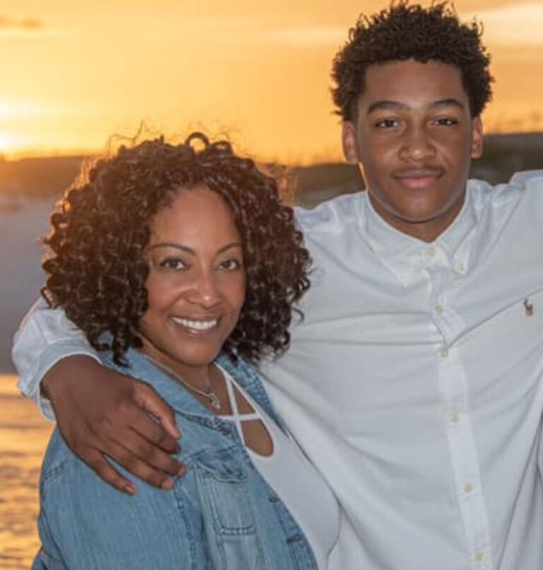 Brice Sensabaugh con su madre Keisa Sensabaugh