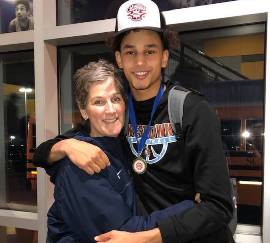 Dereck Lively II y su madre Kathy Drysdale