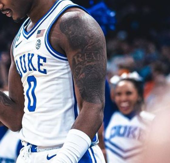 Tatuajes en el brazo izquierdo de Dariq Whitehead