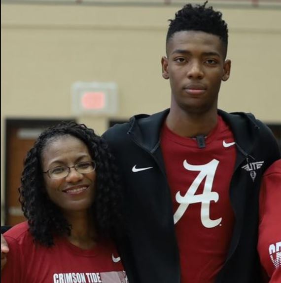 Brandon Miller con su madre Angela Miller