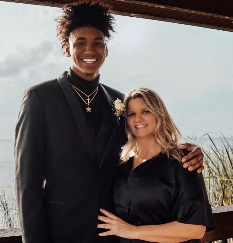 Dillon Mitchell con su madre Jennifer Pawlowski