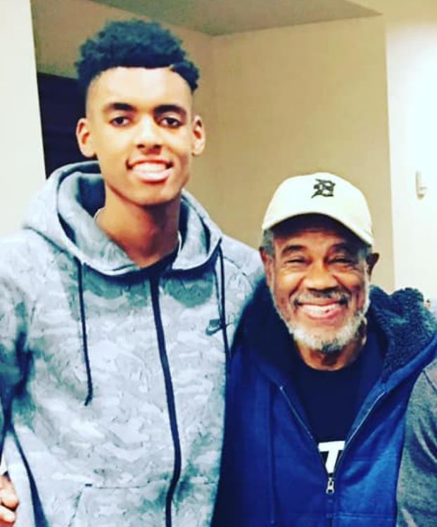 Emoni Bates con su abuelo