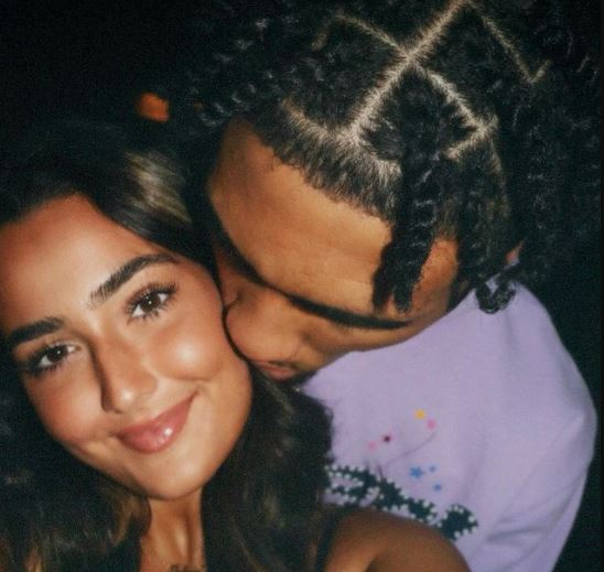 Jalen Hood Schifino con su novia Camryn Singer