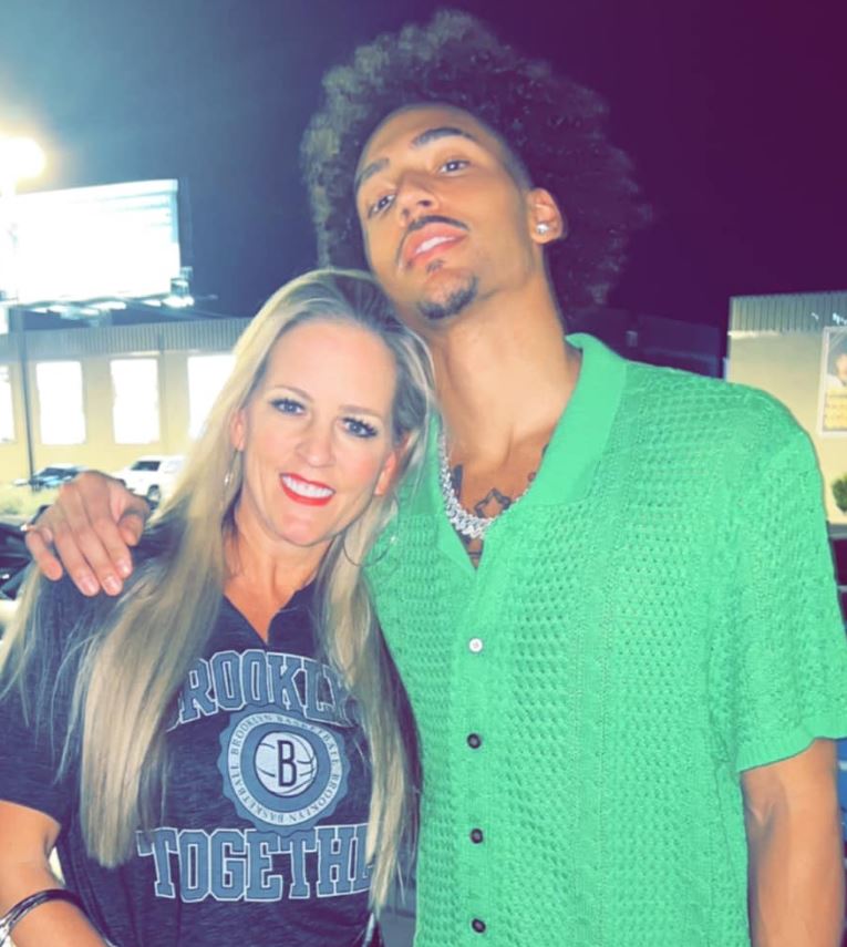 Jalen Wilson con su madre Lisa Wilson