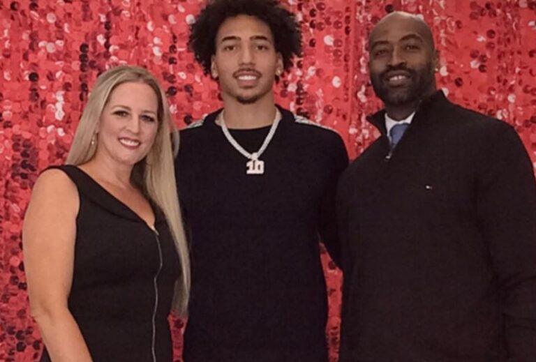 Jalen Wilson con sus padres Derale y Lisa