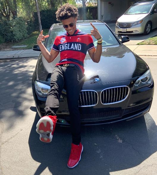 Jaylen Clark con su coche BMW