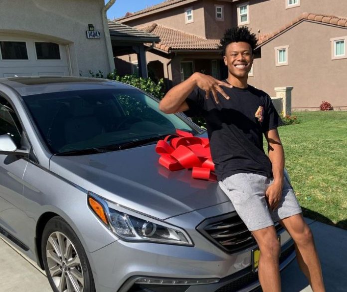 Jaylen Clark con su coche KIA