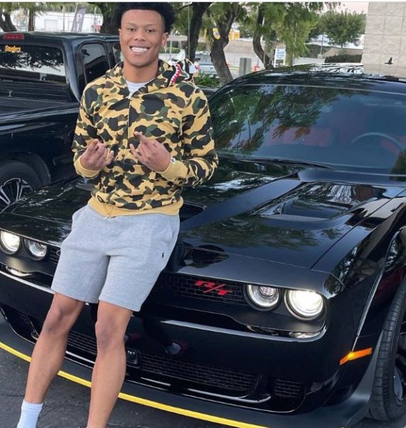 Jaylen Clark con su coche Mustang