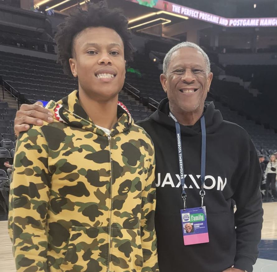 Jaylen Clark con su padre Cornelius Clark