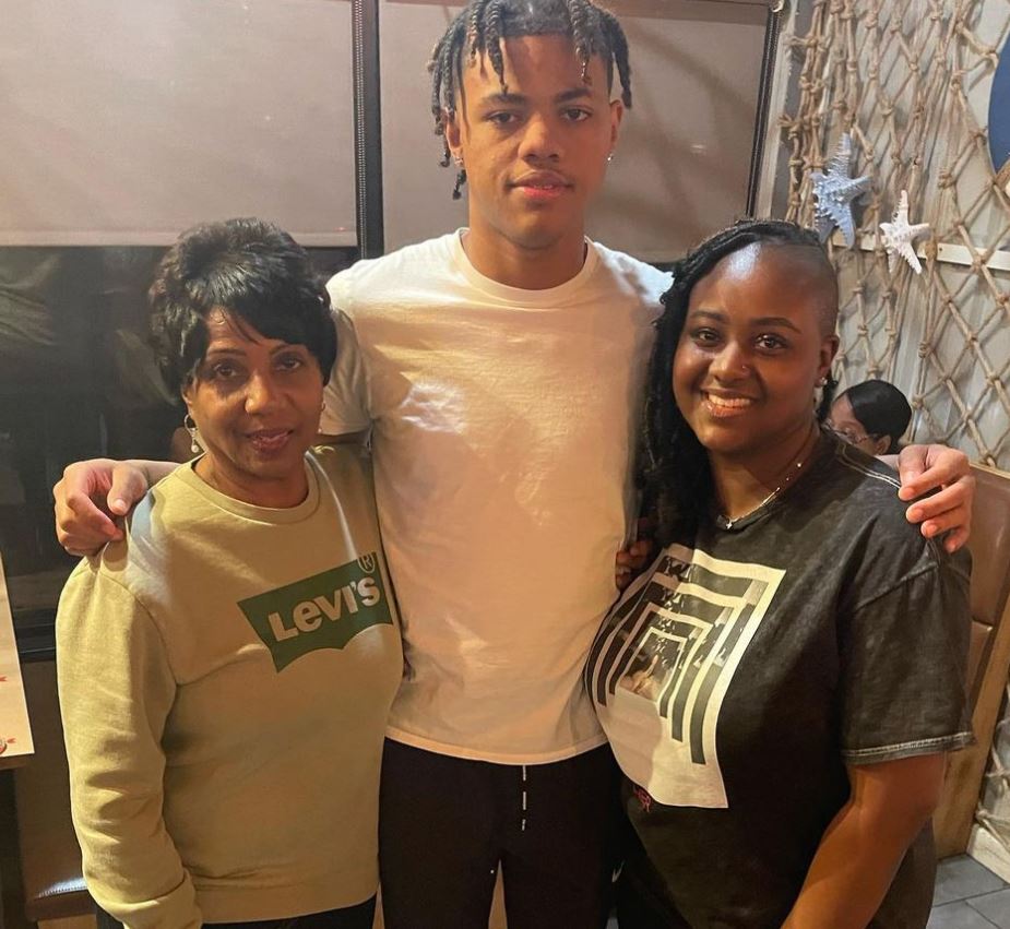 Keyonte George con su madre y su abuela Andrea Carrington