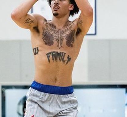 Tatuajes en el pecho de Jalen Wilson