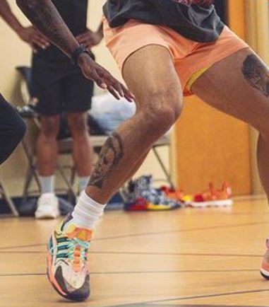 Tatuajes en la pierna derecha de Jalen Wilson