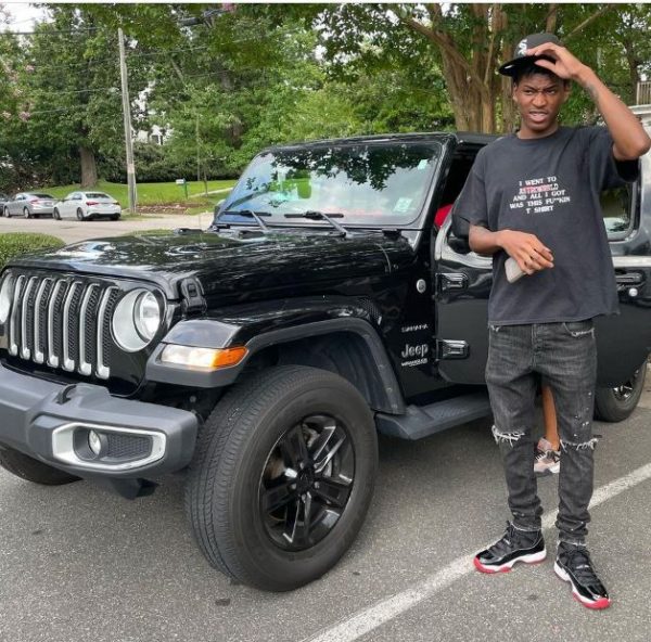 Terquavion Smith con su coche Jeep