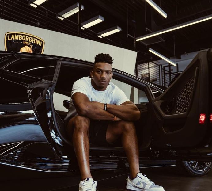 Bijan Robinson con su coche Lamborghini