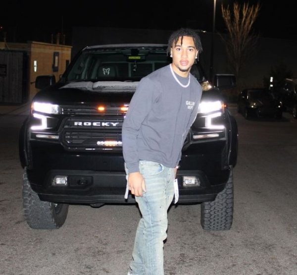 CJ Stroud con su coche Range Rover Car