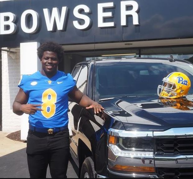 Calijah Kancey con su auto FORD