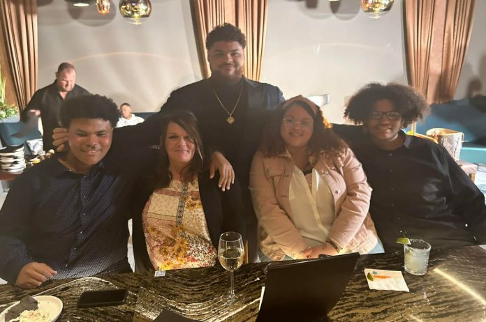 Darnell Wright con su madre y sus hermanos