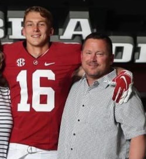 Drew Sanders con su padre Mitch Sanders