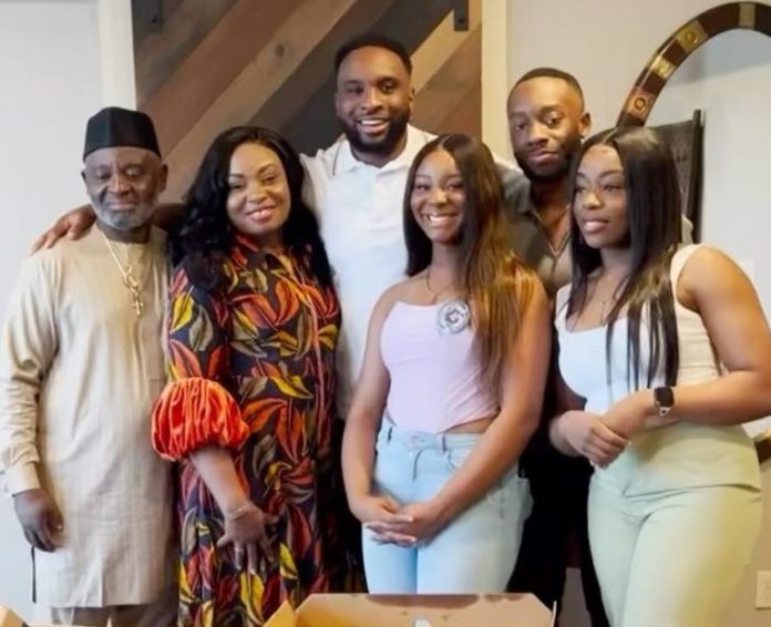 Felix Anudike Uzomah con su familia completa