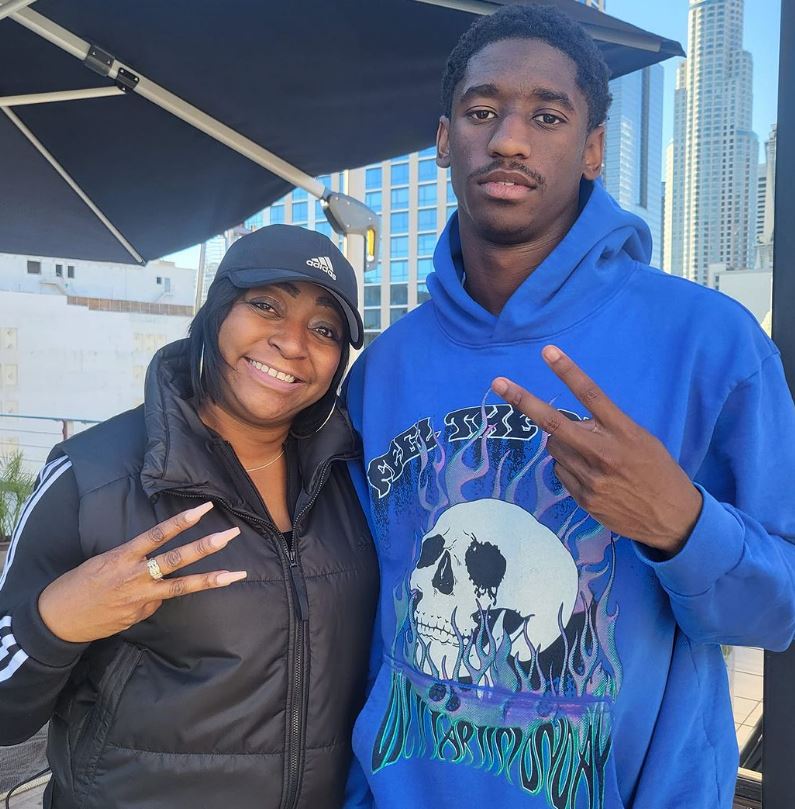 Jordan Addison con su madre Keisha