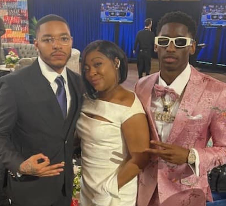 Jordan Addison con su madre y su hermano Michael Herbert