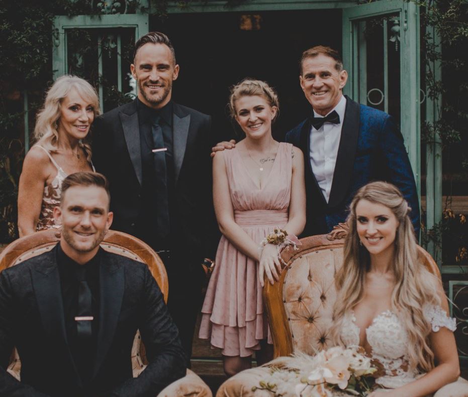 Faf-Du-Plessis-con-padres-hermanas-y-cuñado-en-su-matrimonio-de-hermana-Rhemis