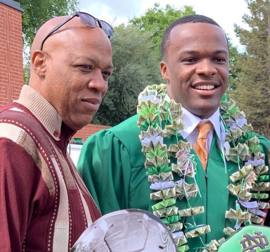 Isaiah Foskey con su padre Terry Foskey