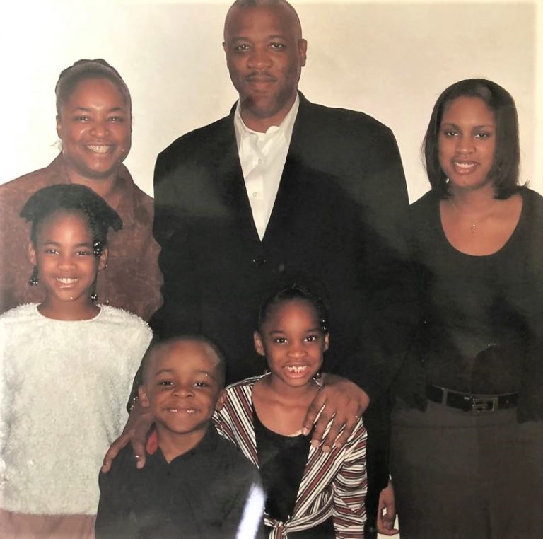 Isaiah Foskey con sus padres y hermanos