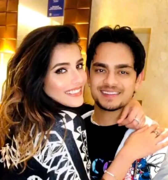 Ishan Kishan con su novia Aditi Hundia