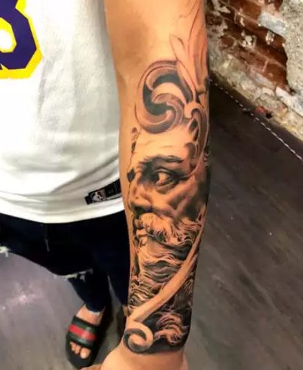 Ishan Kishan con tatuaje en la mano izquierda