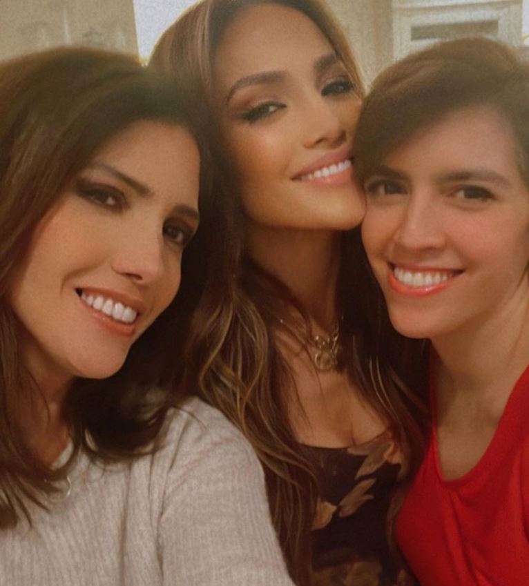 Jennifer-Lopez-con-hermanas