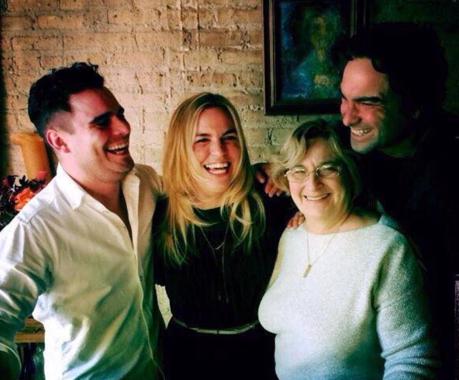 Johnny-Galecki-con-familia