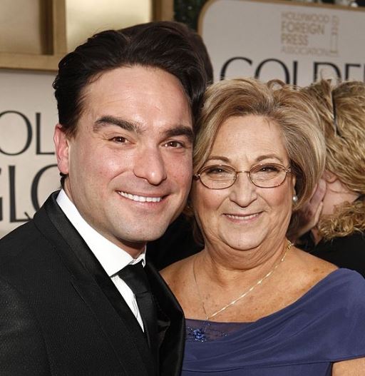 Johnny-Galecki-con-madre-Mary-Louise-Noon