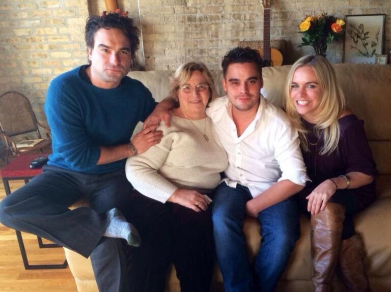 Johnny-Galecki-con-madre-y-hermanos