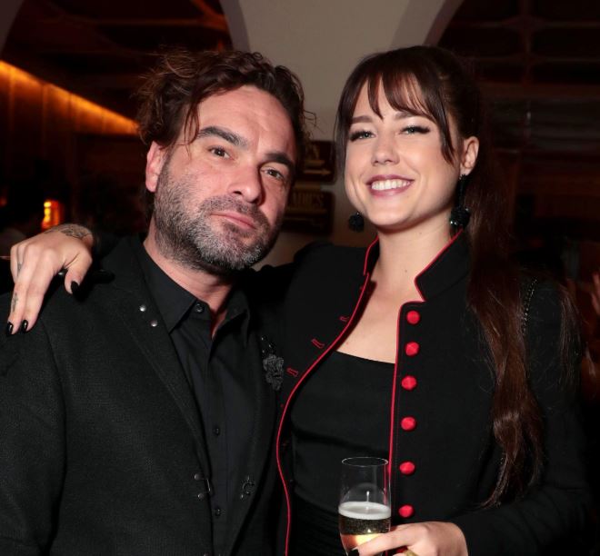 Johnny-Galecki-con-pareja-Alaina-Meyer