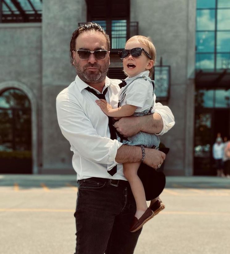 Johnny-Galecki-con-su-hijo-Avery-Meyer-Galecki