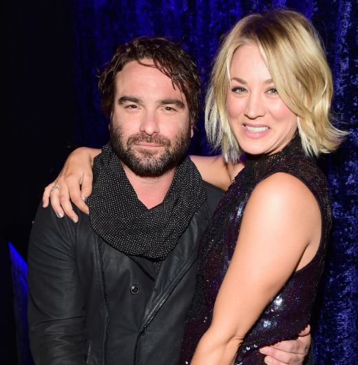 Johnny-Galecki-y-Kaley-Cuoco-salieron