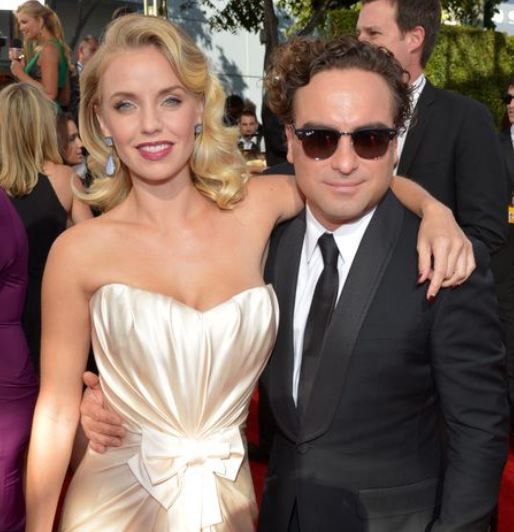 Johnny-Galecki-y-Kelli-Garner-salieron