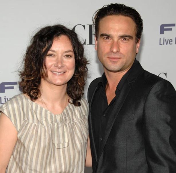 Johnny-Galecki-y-Sara-Gilbert-salieron