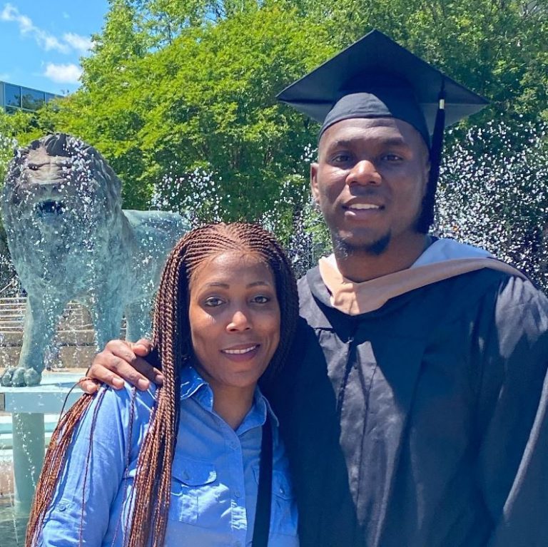 Keion White con su madre Shareese Williams