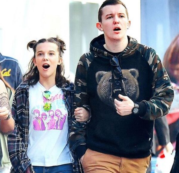 Millie-Bobby-Brown-con-hermano-Charlie-Brown-1-600x578