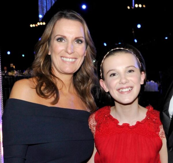 Millie-Bobby-Brown-con-madre-Kelly-Brown-