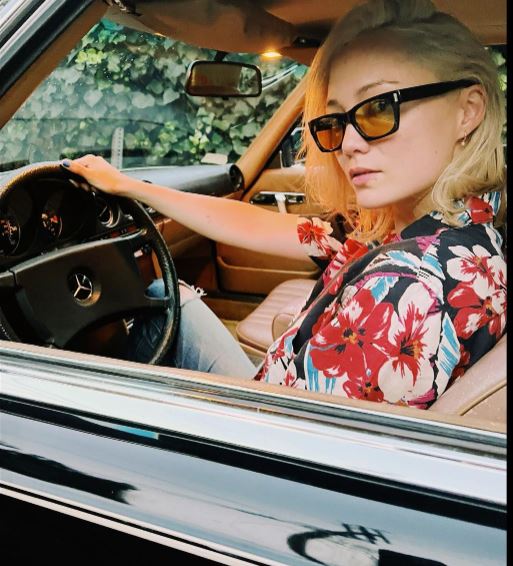 Pom Klementieff con su coche mercedes