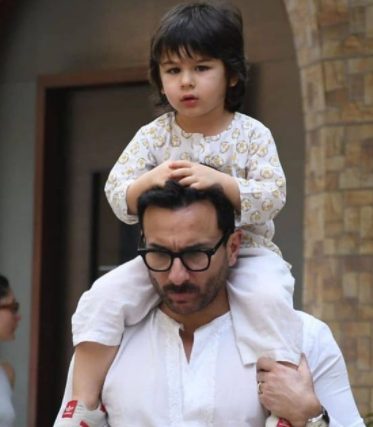 Saif Ali Khan con su hijo Taimur Ali Khan Pataudi