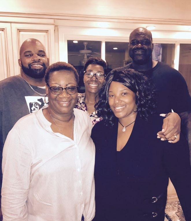 Shaq con madre y hermanos