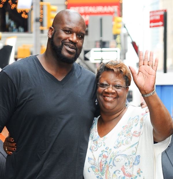 Shaquille O'Neal con su madre Lucille O'Neal