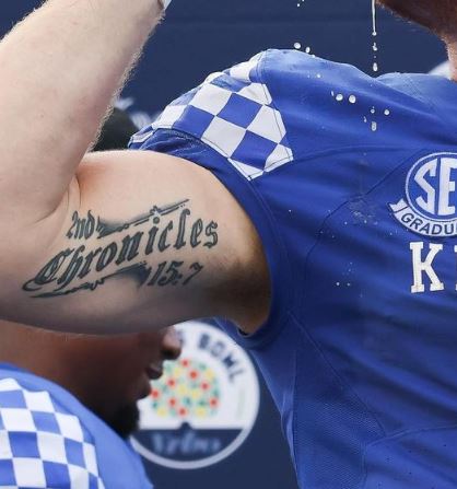 Tatuajes de Will Leviss en el brazo derecho.