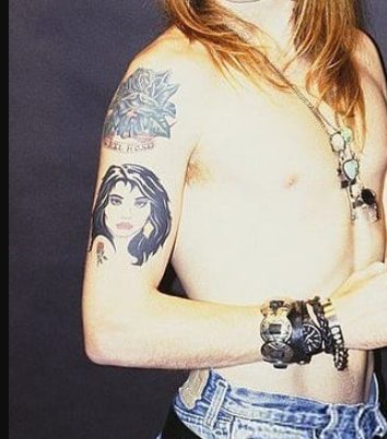 Tatuajes en la mano derecha de Axl Roses