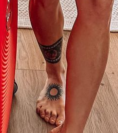 Celia-Gabbiani-tatuajes-en-la-pierna-derecha