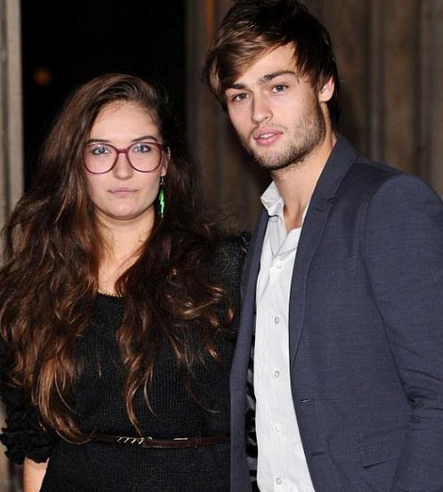 Douglas-Booth-con-hermana-Abigail-Booth